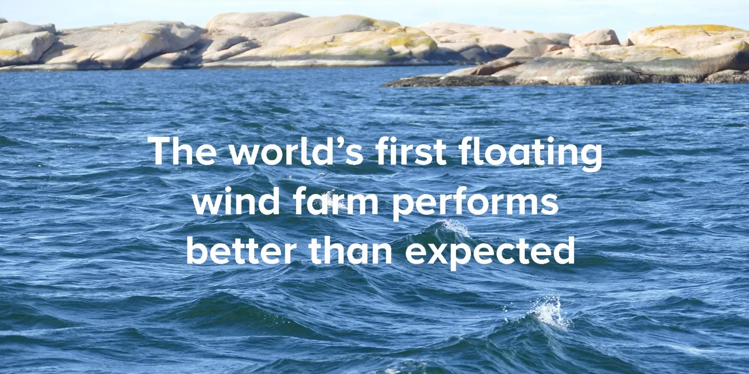 Öppet hav med den vita texten »The world’s first floating wind farm performs better than expected«