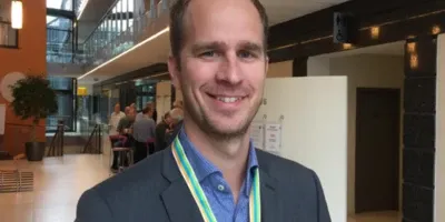 Gabriel Strängberg med konferensbricka i en foajé