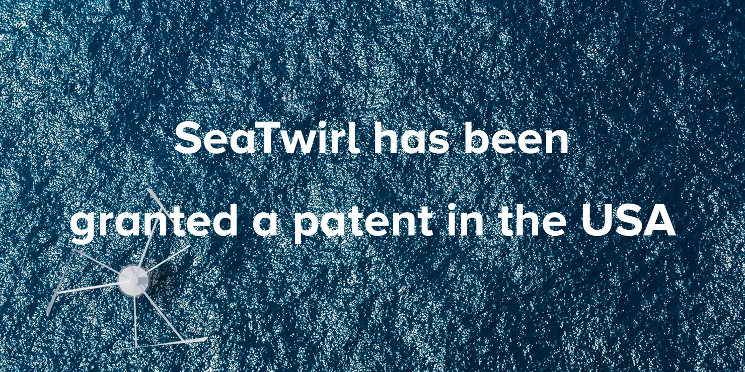 Flygbild över havet med ett vindkraftverk sett rakt uppifrån och texten »SeaTwirl has been granted a patent in the USA«